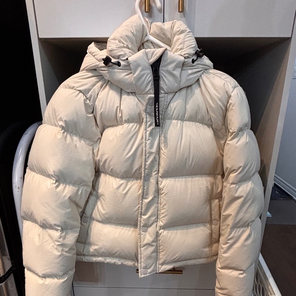 Aritzia Super Puff Shorty - Picture 1 of 3
